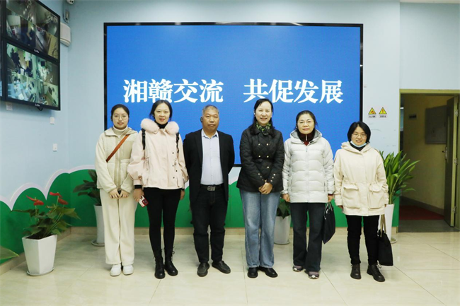 图为考察交流合影
